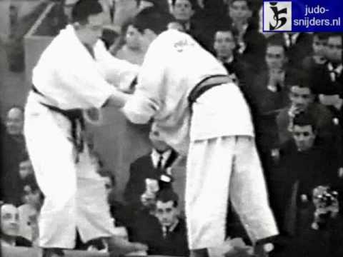 Judo 1961 Paris: Ih Tai Kim (KOR) - Hitoshi Koga (JPN) [open] bronze.