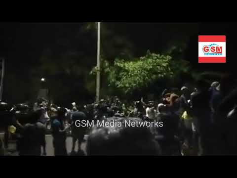 12.30 am : 6-4-2022 Protest still underway near Parliament #SriLankaCrisis තවමත් රැදි සිටින ජනතාව