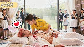 PDG milliardaire empoisonné sauvé par une livreuse. Dès lors, il la comble de tous les luxes.