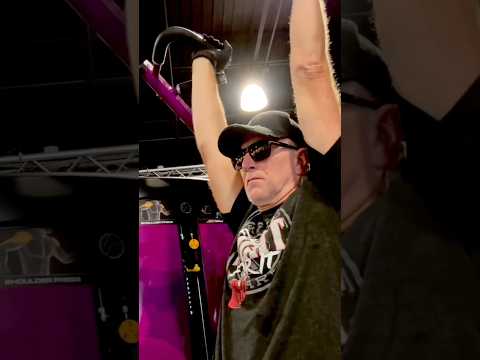 JIM RATT FEELS THE BURN AND GETS ENERGY FROM GYM SHOULDER PRESS WORKOUT!! (Deutsch) 😎