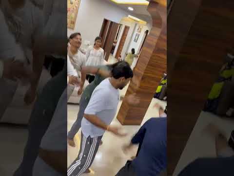 बारात लाने से पहले रात को आगरा में डांस करते सिद्धांत अपने नजदीकी लोगों के साथ
