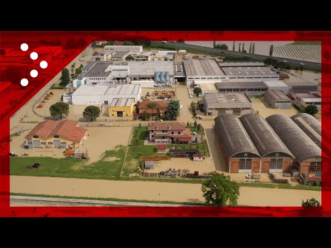 Drone in volo sulla zona industriale di Bagnacavallo, allagata dall'esondazione del Lamone