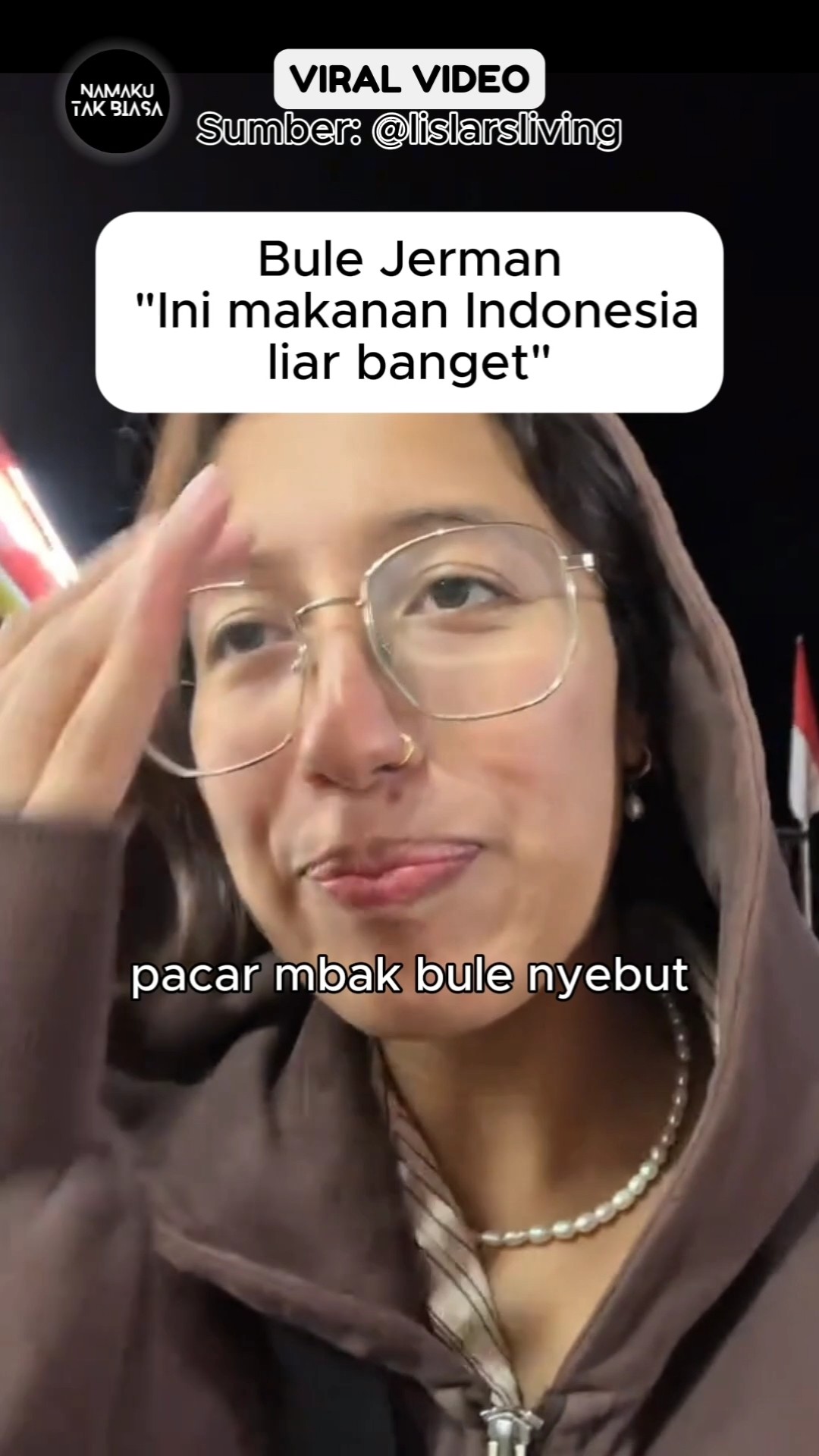 Menyantap kuliner sambil dengerin lagu-lagu Astrid S, pengalaman yang bikin sore makin asyik! 🎶🍽️