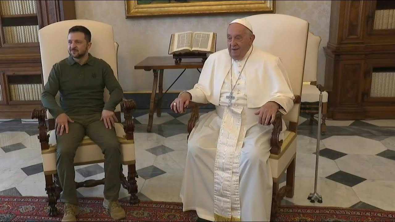 Zelensky conversa com o papa no Vaticano | AFP