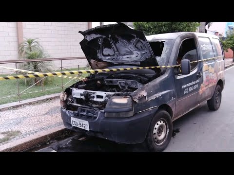 Carro pega fogo no centro de Rio Claro