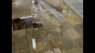 L'acqua zampilla attraverso i muri della stazione e allaga il sottopassaggio: i passeggeri increduli