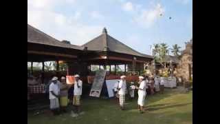 preview picture of video 'Outer courtyard at Pura Beji (1/3)'