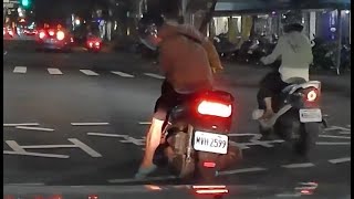 【車禍影片】不知道是車子的問題還是摩托車的問題（2024.09.30 桃園市桃園區中正路與莊敬路一段口