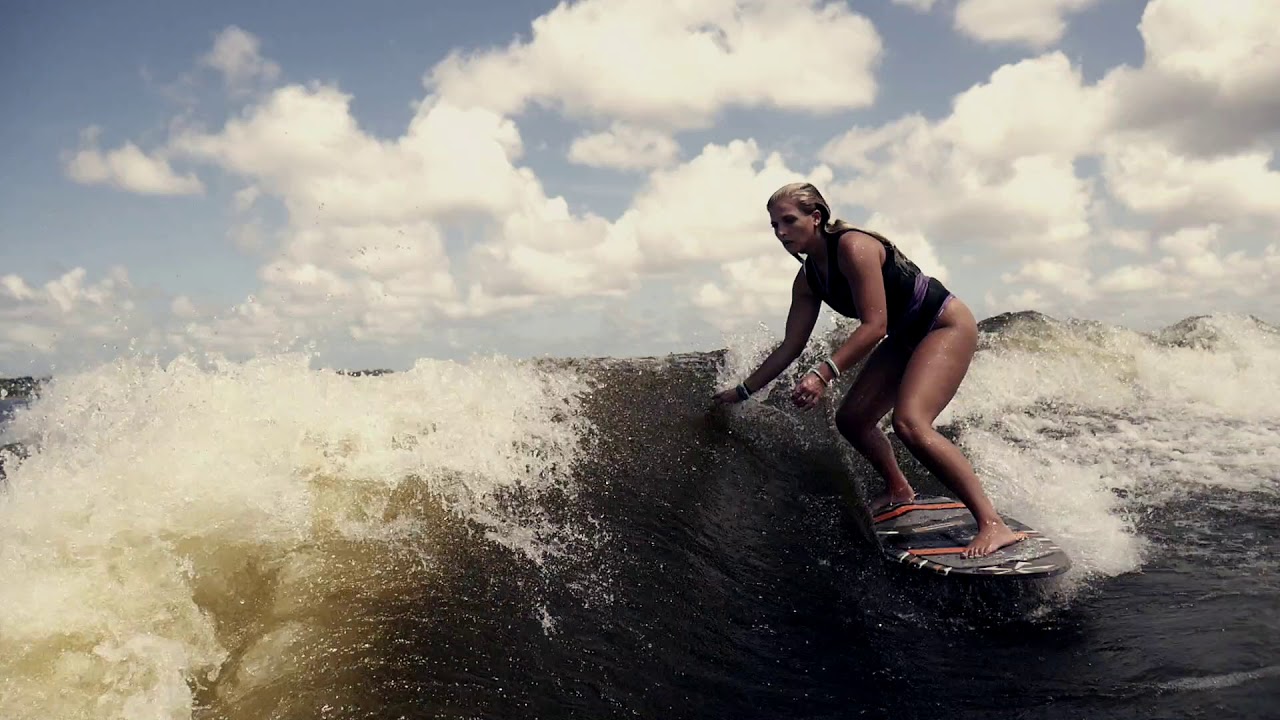 Эллисон Рейн WT-Surfкатается на своем
