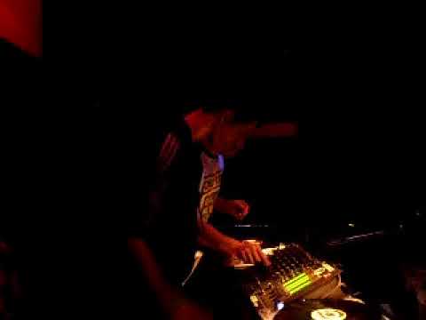 Dj Kolyn & Dj Eros VS Dj Noys@ HARDER RESISTDANCE parte 1.AVI