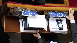 В Верховной Раде научились кнопкодавить без рук
