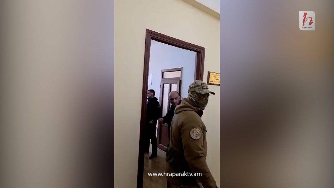 ԱԱԾ-ականները փորձում են տանել Գյումրու քաղաքապետին