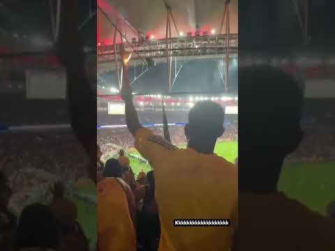 Torcedor soltando fogos dentro do Maracanã durante jogo