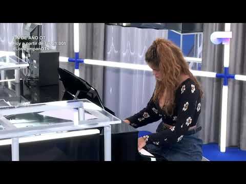 Amaia cantando quédate en Madrid