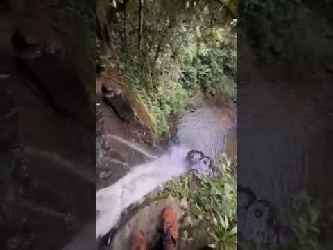 Cascada el puente desde la parte superior  Mogotes Santander