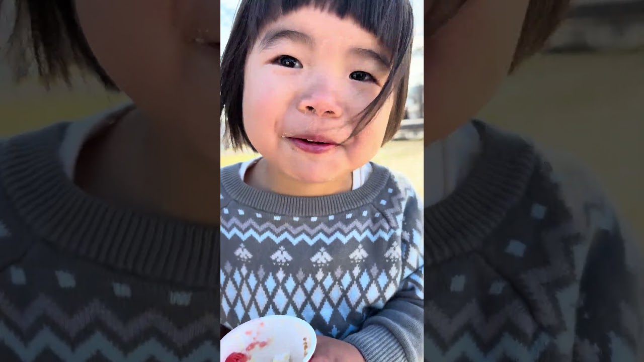 アイス独り占め🍨 #しまいにっき#年子姉妹＃1歳児#3歳児＃4歳児#shorts ＃セブンイレブン＃いちごのショートケーキアイス