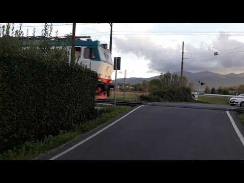 Transito della E652 al passaggio a livello di Via della Chiesa lato Nord #1