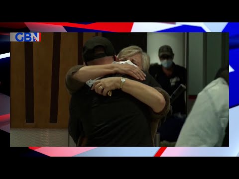 Neozelandeses recebem australianos no aeroporto de Auckland enquanto o governo começa a aliviar as restrições