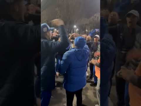 "Es la banda de Liniers, la que te sigue de pendejo" Barra: La Pandilla de Liniers &bull; Club: Vélez Sarsfield