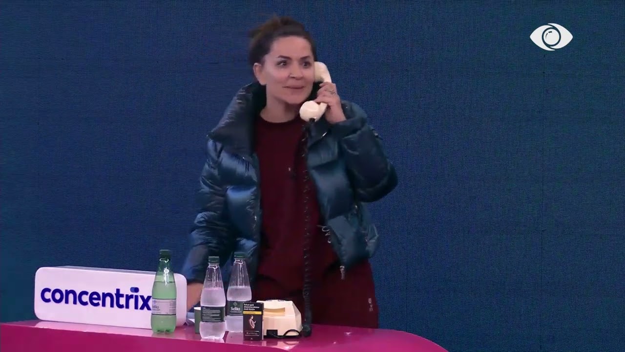 Rozana i përgjigjet telefonatës në italisht