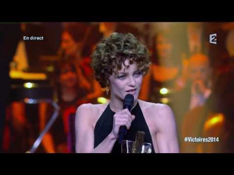 Vanessa Paradis reçoit la Victoire de la musique de l'artiste interprète féminine de l'année