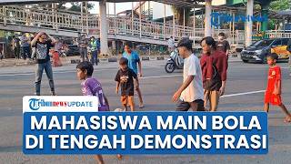 Di Tengah Demonstrasi, Mahasiswa UNJ dan Anak-anak Asyik Main Bola di Sebagian Jalan Pemuda