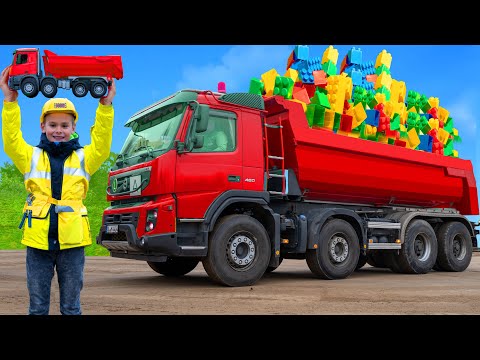 Les enfants jouent avec de vrais camions