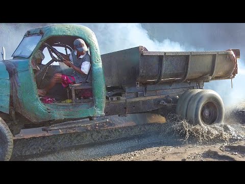 Fahrt in altem, rostigem sowjetischem ZIL-LKW voller Felsen