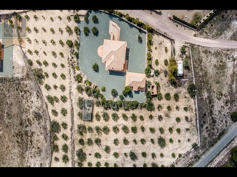 LOR4V09 - Magnifcent 4 bedroom villa with huge underbuild/garage & annexe - €350,000