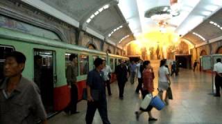 preview picture of video 'Pyongyang metro: Puhung station'