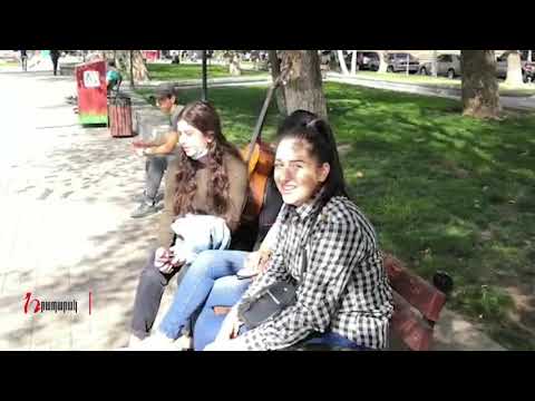 Հանրապետության Հրապարակում երգում են