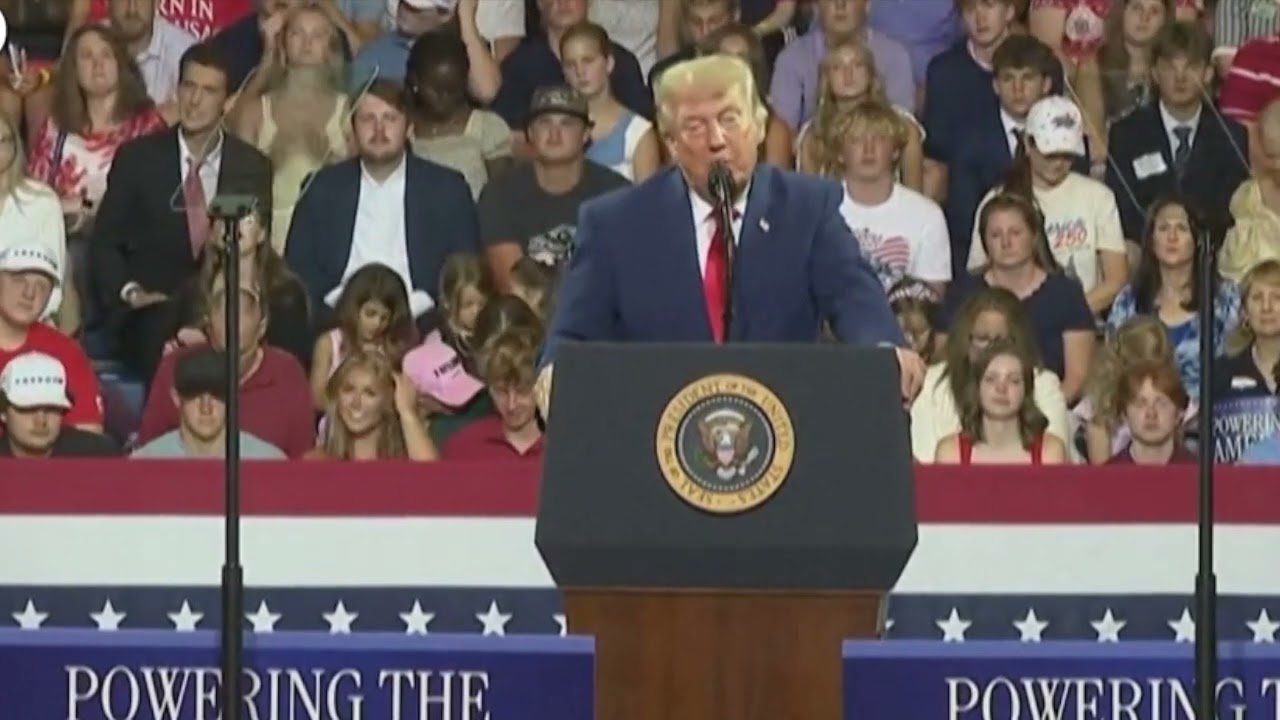 Trump, un uomo lo prende in giro alle sue spalle in Georgia: il video virale sui social