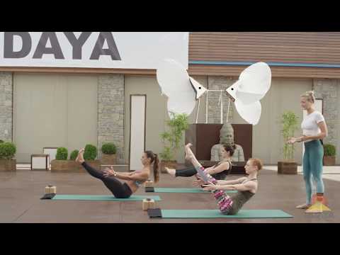 Caley Alyssa, Navasana  I  UDAYA.com