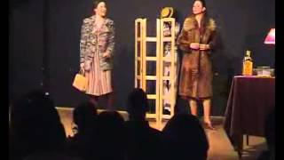 Dreigroschenoper - Szene Polly und Sally mit Lilla Galambos.