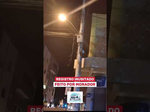 Um registro inusitado feito por morador. #cidade #curiosidade #minasgerais #viraltiktok #poste