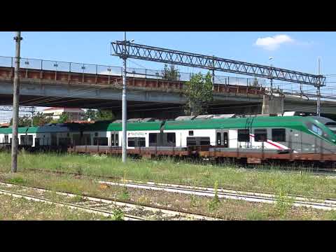 E.652 CON MERCI INCROCIA REGIONALE DI TRENORD A GALLARATE (VA) GIOV. 19 - 7 - 2018