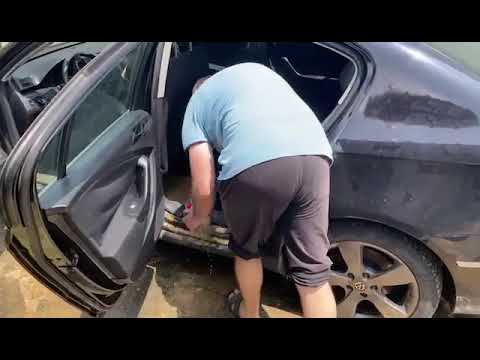 Qytetarit i mbushet vetura me ujë pas vërshimeve