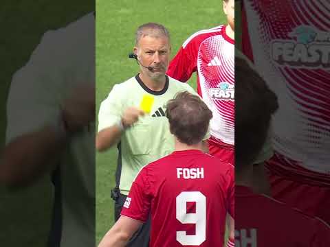 عرض مجنون داخل الملعب يشعل المدرجات