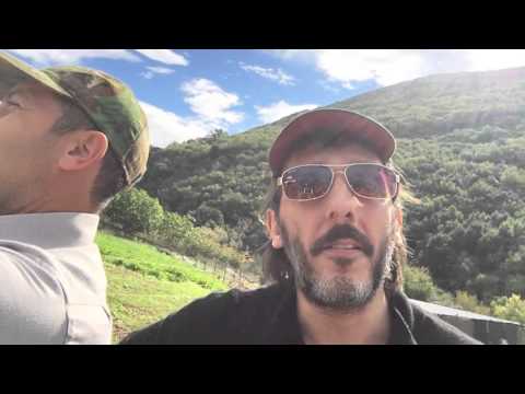 Massimo Ceccherini e Alessandro Paci tra le galline