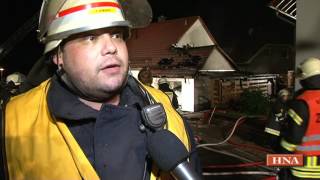 preview picture of video 'Helsa: Brand in Eschenstruth zerstört Garage und Autos'