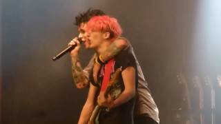 Fan plays Billie Joe&#39;s guitar on stage with Green Day in Chicago - When I come around &amp; Basket case