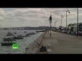 Житель Гаваны разъезжает по городу на велосипеде высотой 5,4 метра 