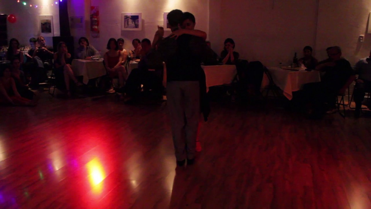 Dos Orillas Práctica de Tango, bailan Guillermo Barrionuevo y Mariela Sametband 2/4