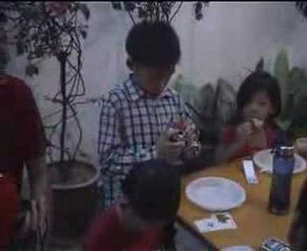 Andre solving a rubik cube / Andre solve rubic