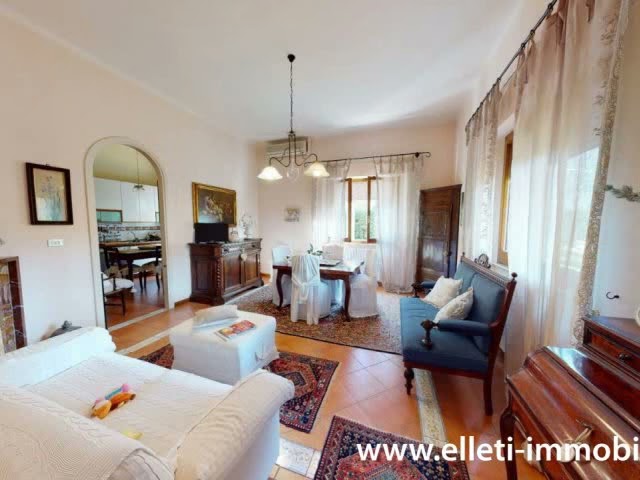 Ripa di Seravezza, a soli 5 km dalle rinomate spiagge della Versilia, in zona servita, meravigliosa