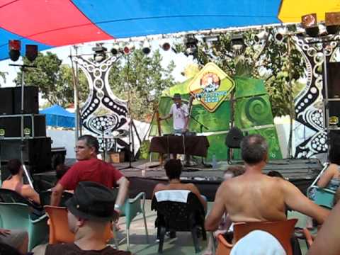 eran hollander at the israeli didge fest '09