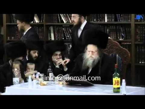 Modzitz Rebbe Conducting Yahrtzeit Tish For The Nachlas Don - Sivan 5772