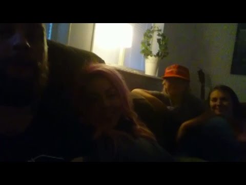 Videoblogg: Emelie och Andreas chillar i soffan - Spring! (TV4)
