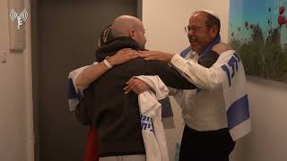 המפגש של איתן מור עם הוריו. "שהחיינו וקיימנו והגיענו לזמן הזה"  (חדשות ערוץ 7) - התמונה מוצגת ישירות מתוך אתר האינטרנט יוטיוב. זכויות היוצרים בתמונה שייכות ליוצרה. קישור קרדיט למקור התוכן נמצא בתוך דף הסרטון המפגש של איתן מור עם הוריו. "שהחיינו וקיימנו והגיענו לזמן הזה"  (חדשות ערוץ 7) - התמונה מוצגת ישירות מתוך אתר האינטרנט יוטיוב. זכויות היוצרים בתמונה שייכות ליוצרה. קישור קרדיט למקור התוכן נמצא בתוך דף הסרטון