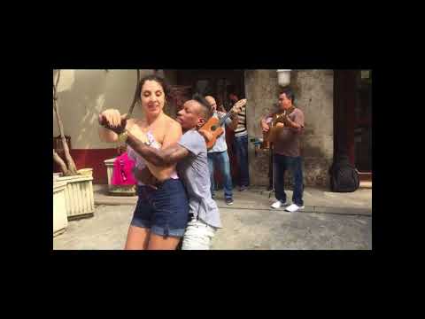 Vero bailando con Rodnier, cumpliendo el sueño de bailar en las calles de la Habana. Cuba Junio 2017